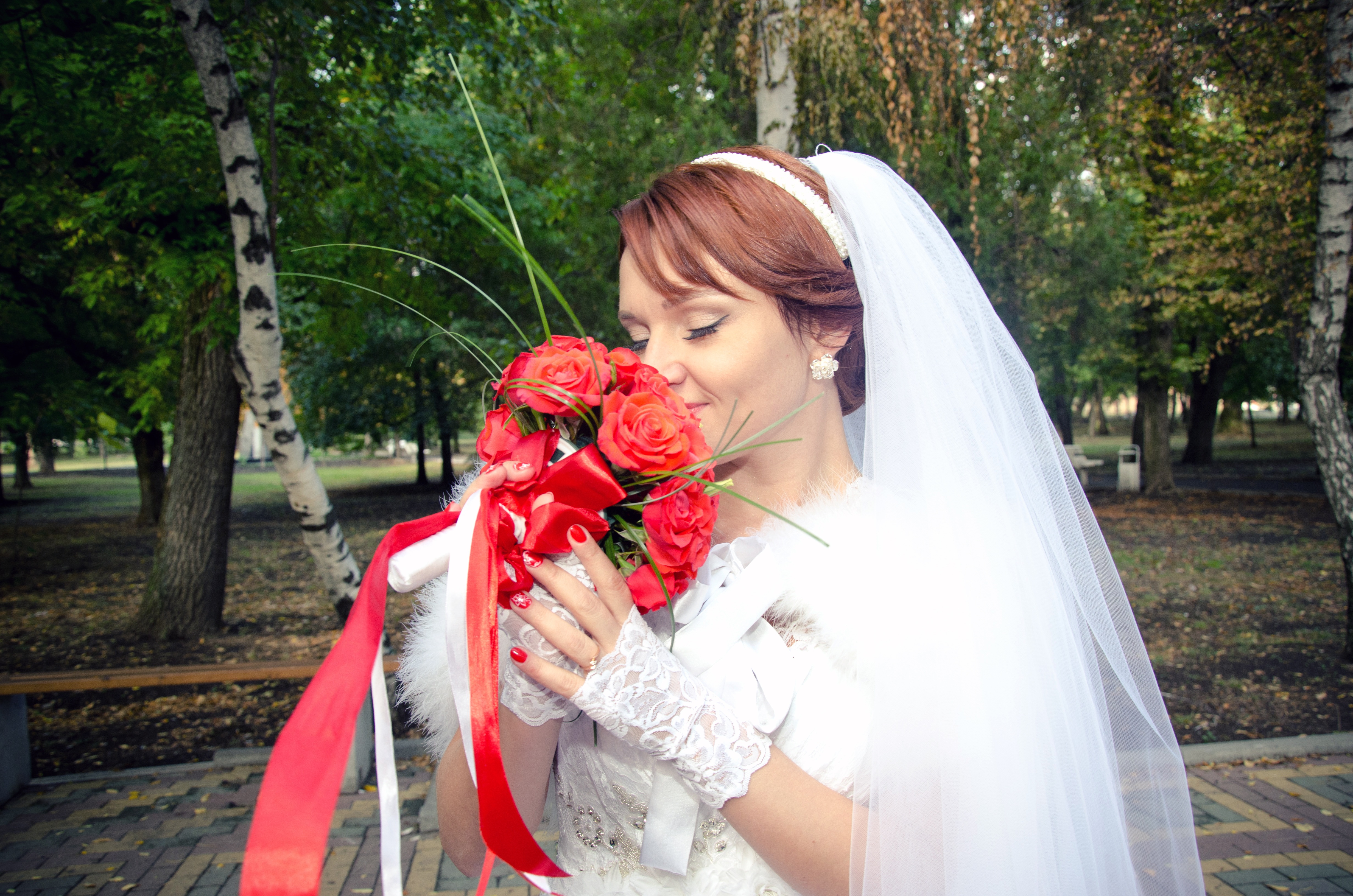 Лесневская жених с браком. Невеста. Невеста с красными волосами. Свадьба невеста в Красном. Прически с челкой и фатой.