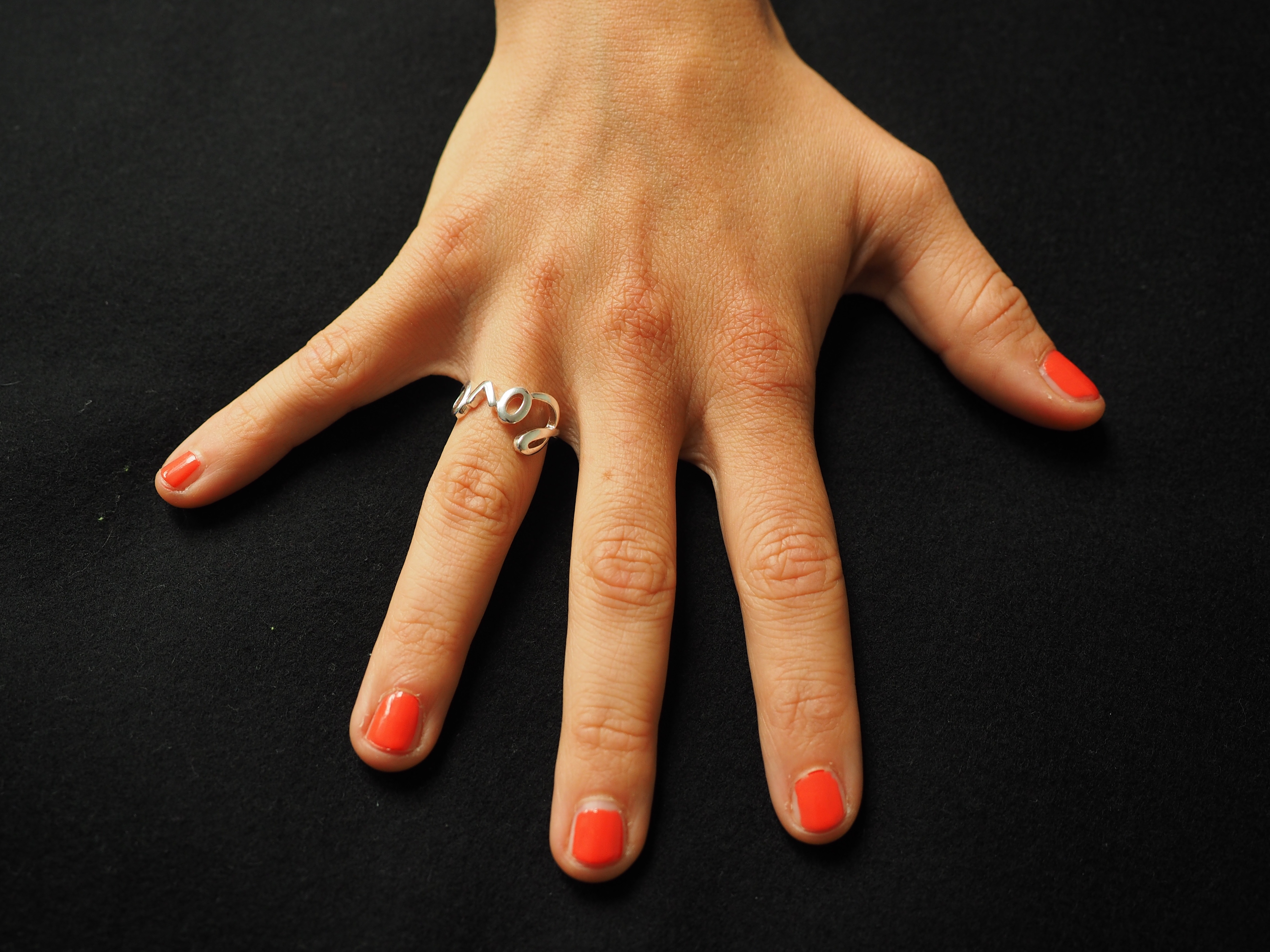 Безымянный палец с кольцом