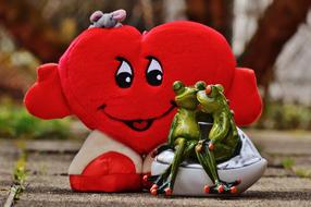 Statue of two frogs near the heart