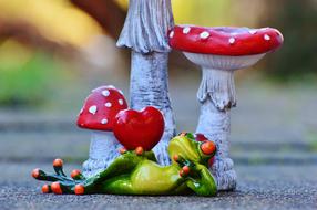Lucky Guy Frog Heart figure