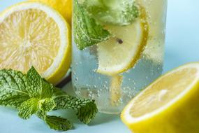 lemonade, lemons and mint