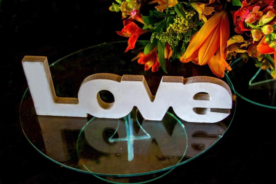 Love Word, Decoration on stand and flowers