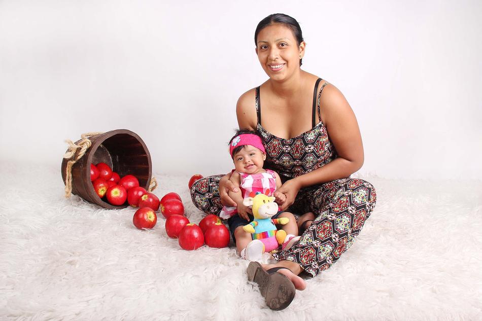 mother and girl with apples photoshoot
