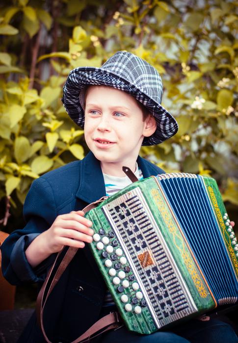 baby accordion happiness leaves view