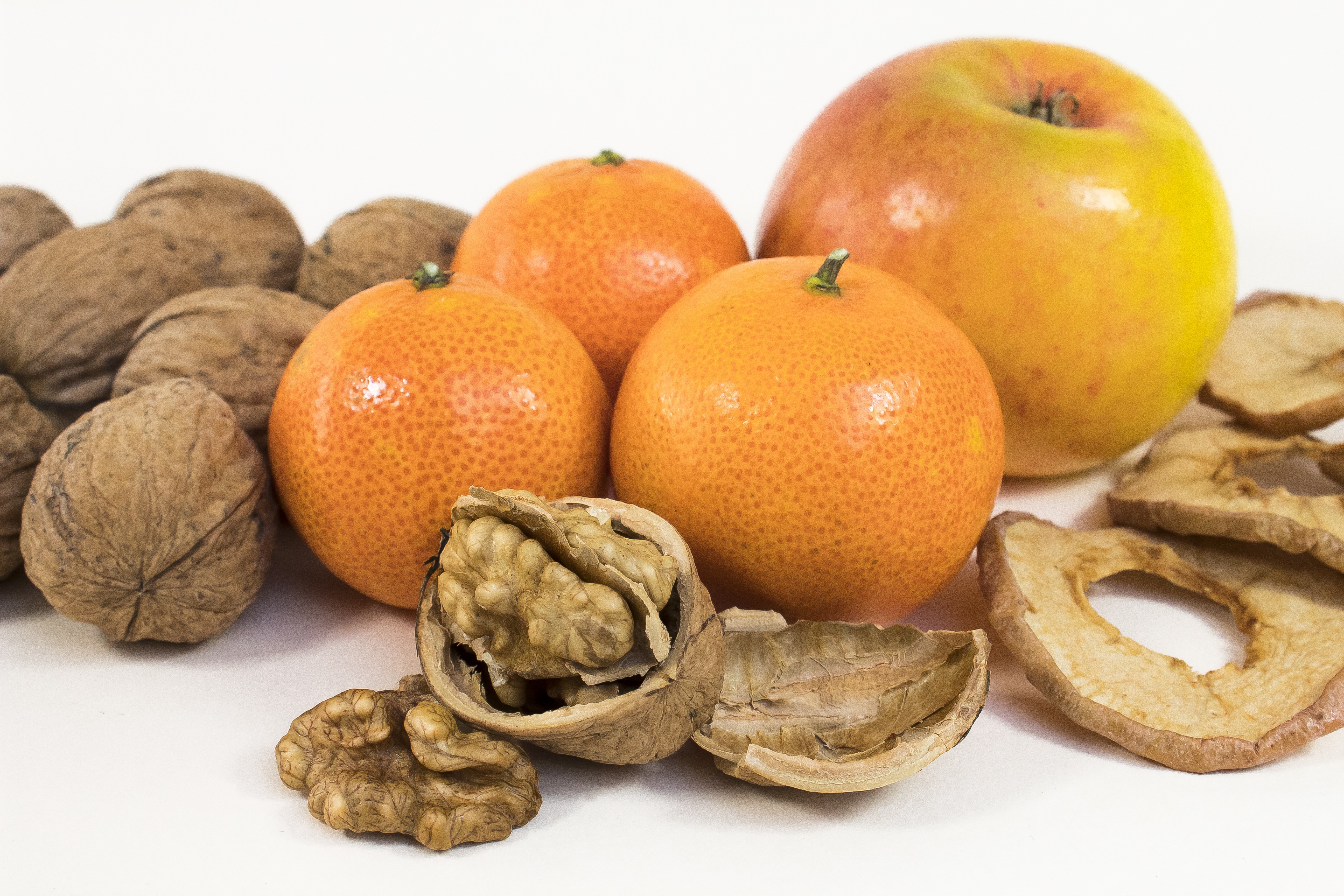 Мандарин фрукт витамины. Орех грецкий. Грецкий орех витамины. Фрукты и орехи. Яблоко и грецкий орех.