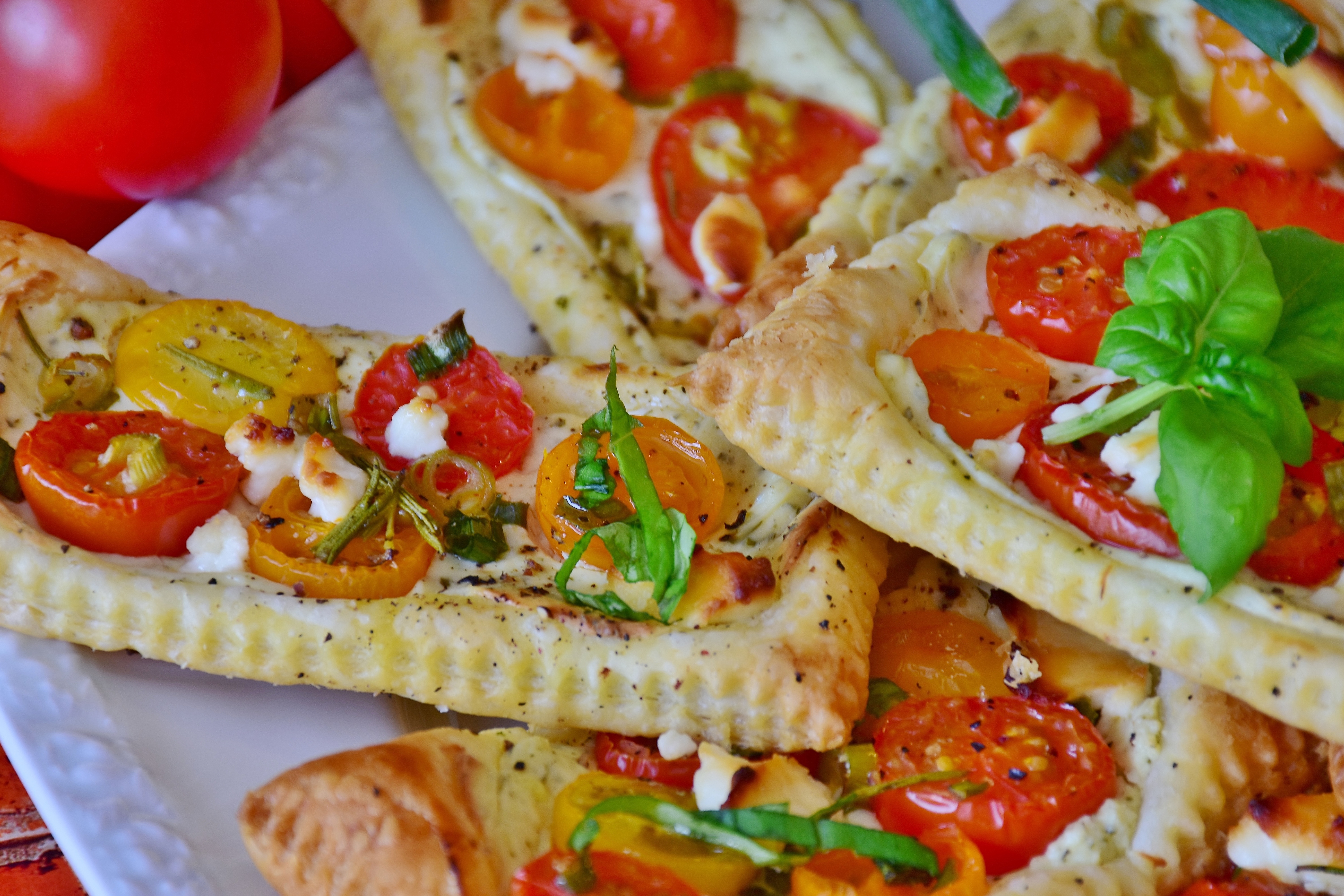 пицца рецепт на слоеном тесте с колбасой и сыром помидорами в духовке фото 62