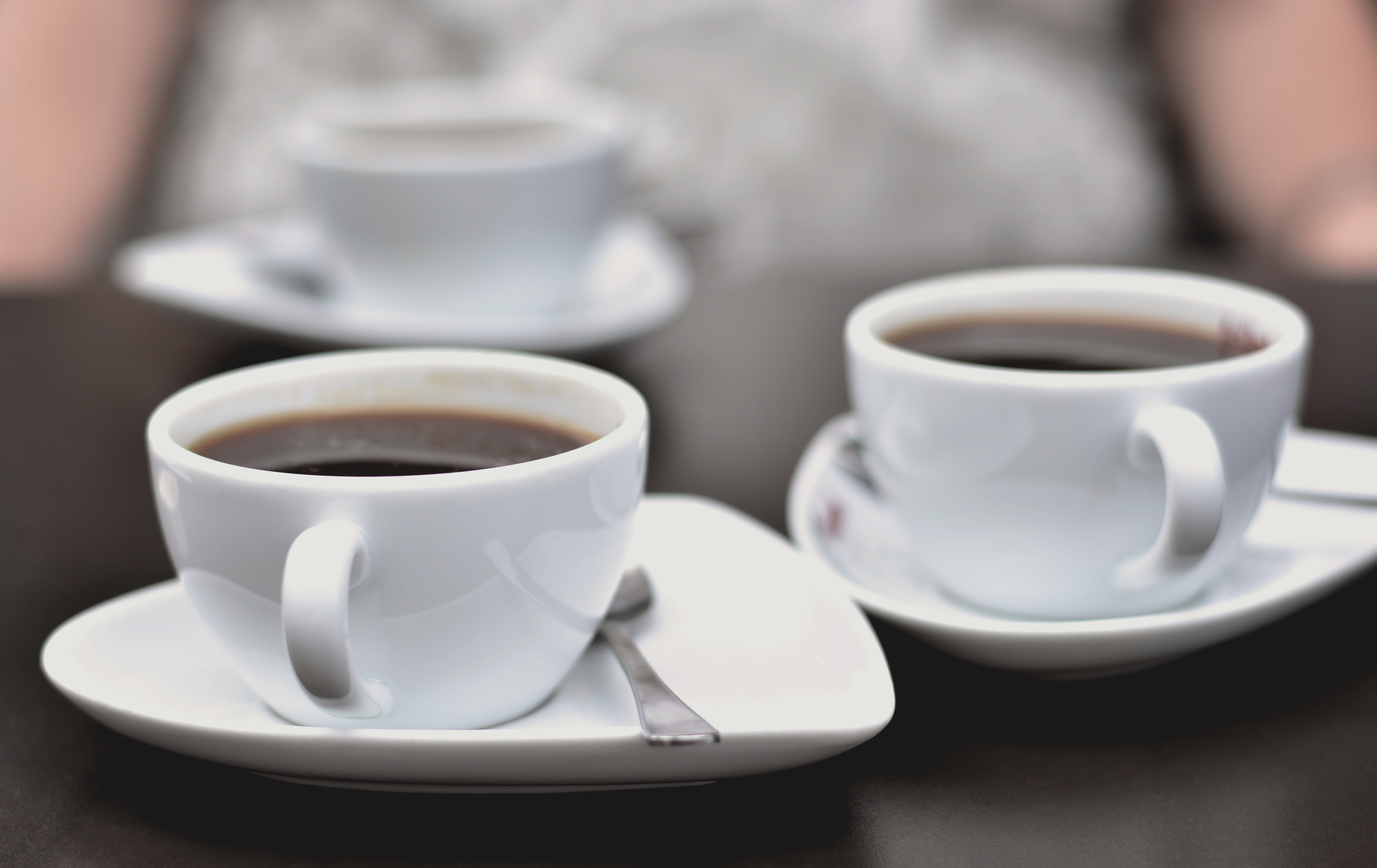 Две белые чашки с кофе