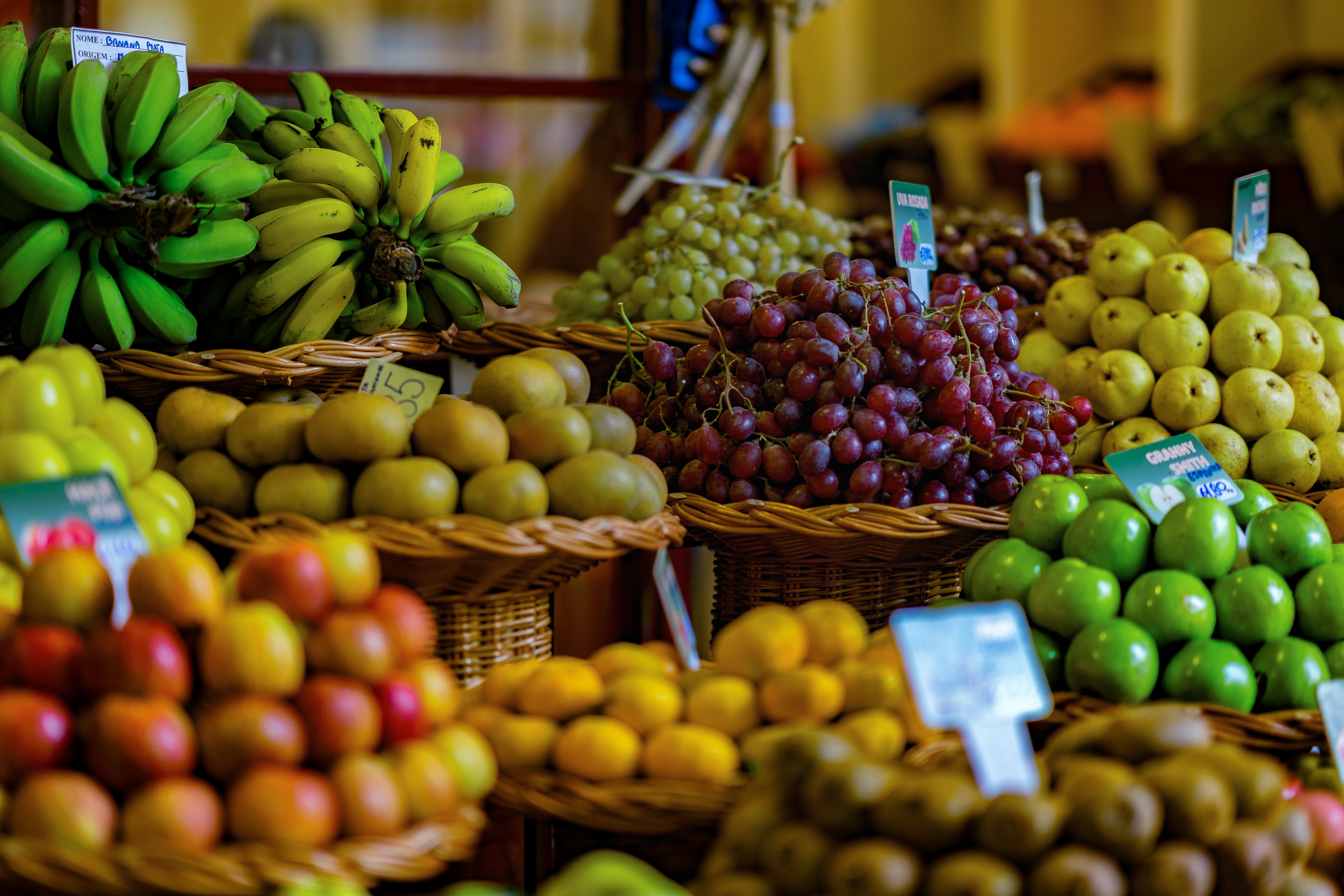 Плодовые товары. Фруктовый рынок. Прилавок с овощами и фруктами. Экзотические фрукты. Экзотические фрукты Египта.