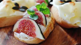 sandwich with figs and mint