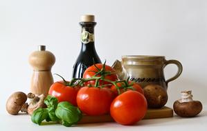 tomatoes, champignons, basil, olive oil and seasonings