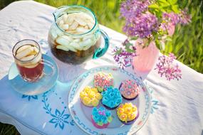 iced tea with cupcakes