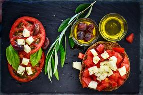 tomatoes with cheese and olive oil