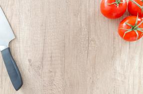 Knife adn tomato