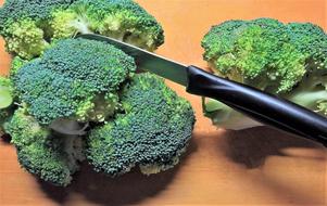 knife broccoli