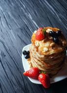 dainty Berries Pancakes