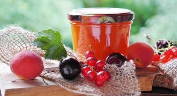 Jam Apricots and red berries