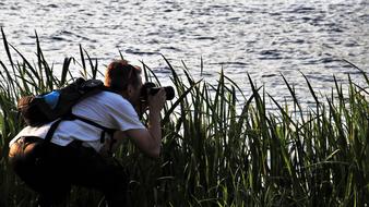 photographer takes pictures by the water