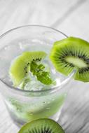 kiwi in mineral water