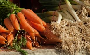 fresh carrots and leeks in the market