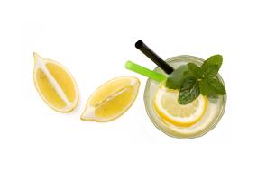 refreshing drink with lemon and mint