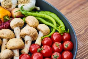 champignons, green peppers, garlic and red tomatoes in a plate