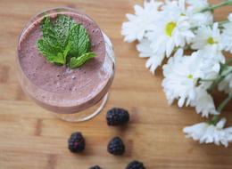 Smoothie Blackberry white flowers