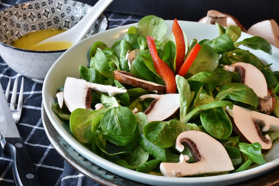 salad with rocket salad and brown mushrooms