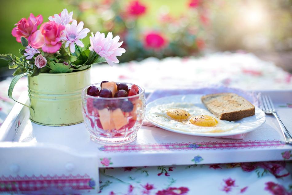breakfast with fried eggs and fruits