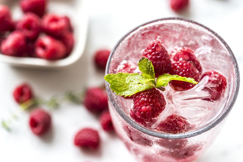 cold sparkling water with raspberries and mint