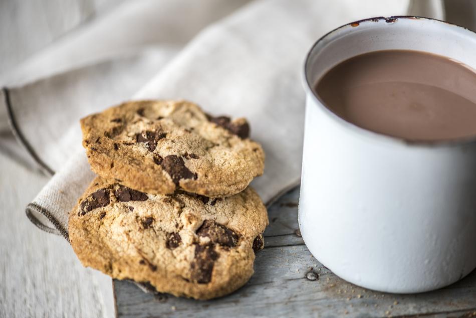 cocoa with cookies