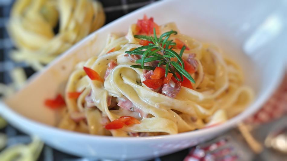 noodles with ham and creamy sauce