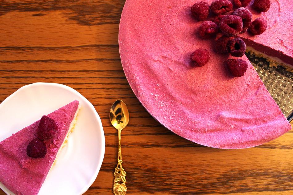 pink Cake with berries for Motherâs Day