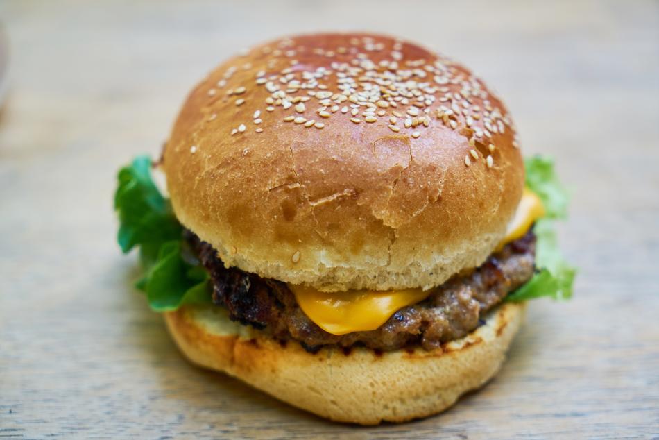 cheeseburger with lettuce