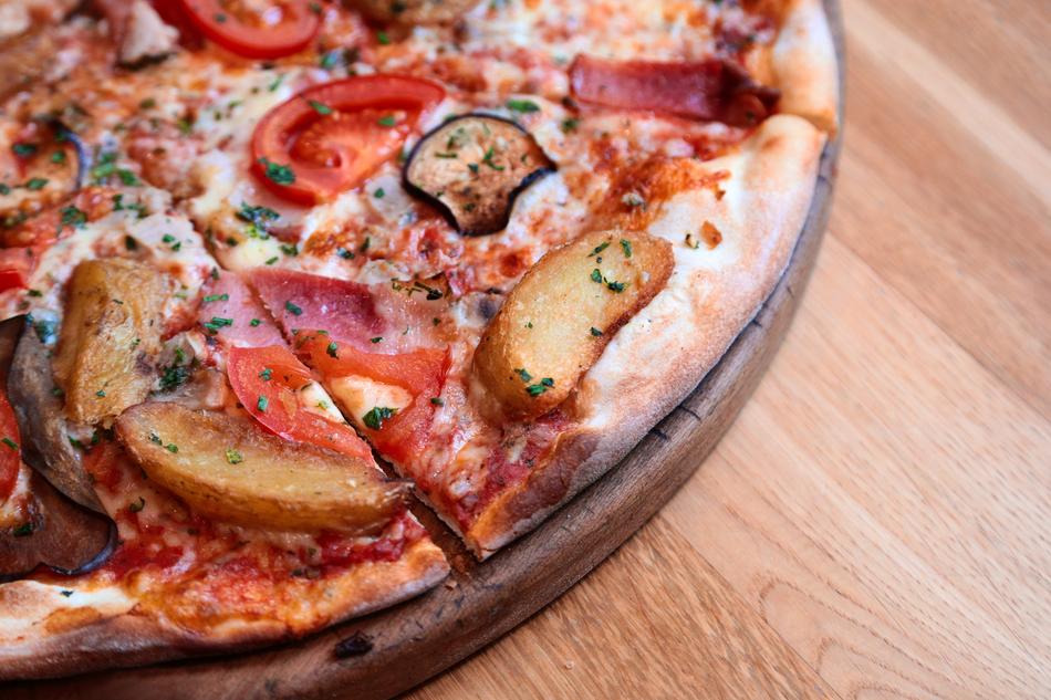 ham, potato and tomato pizza