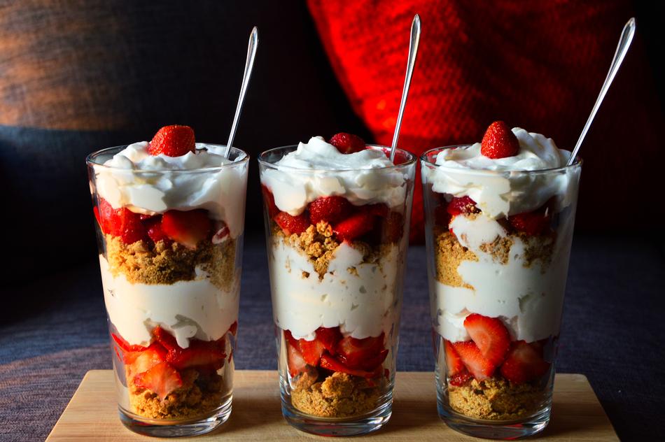 dessert with yoghurt, cookies and strawberries