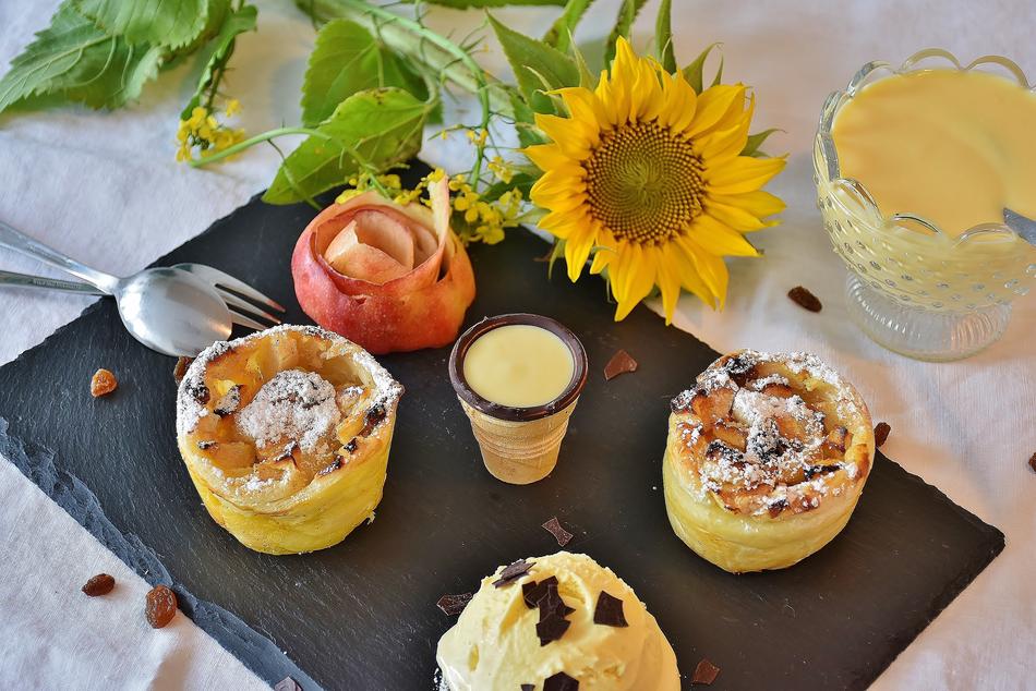 Strudel Apple and Muffin and flower