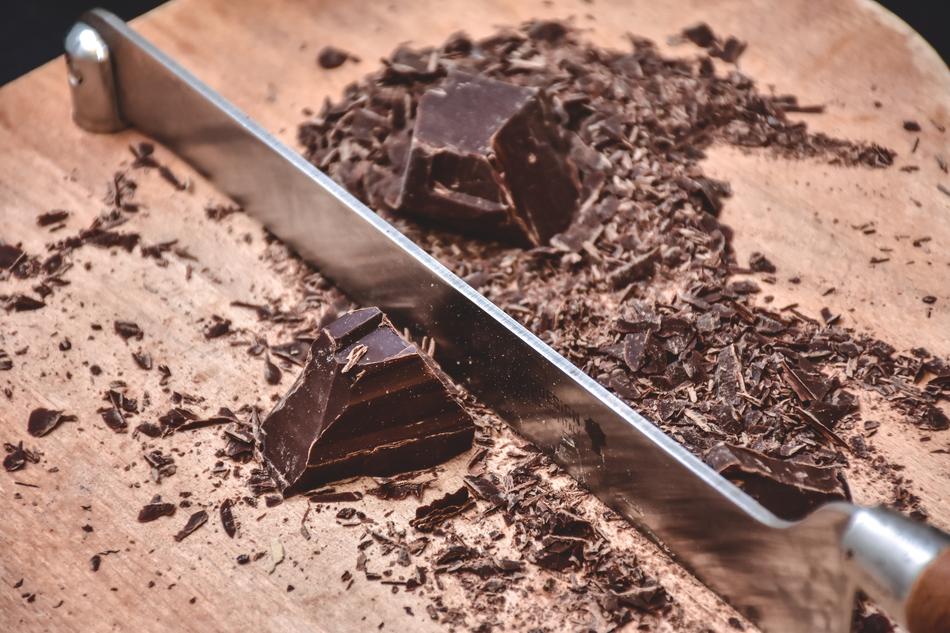 cut a bar of chocolate with a knife