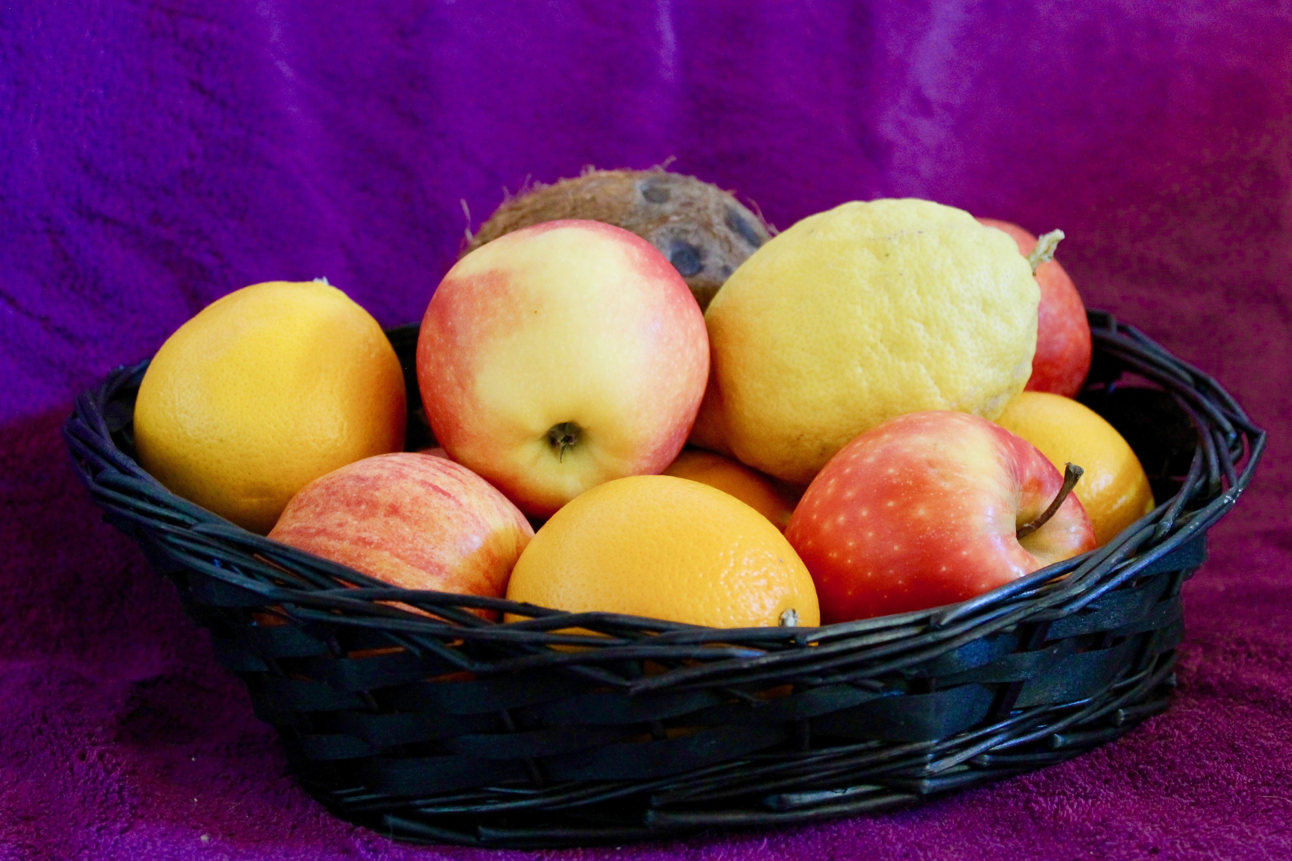 Fruits cost. Яблоки. Фрукты фото. Натюрморт с фруктами. Корзина с апельсинами и яблоками.