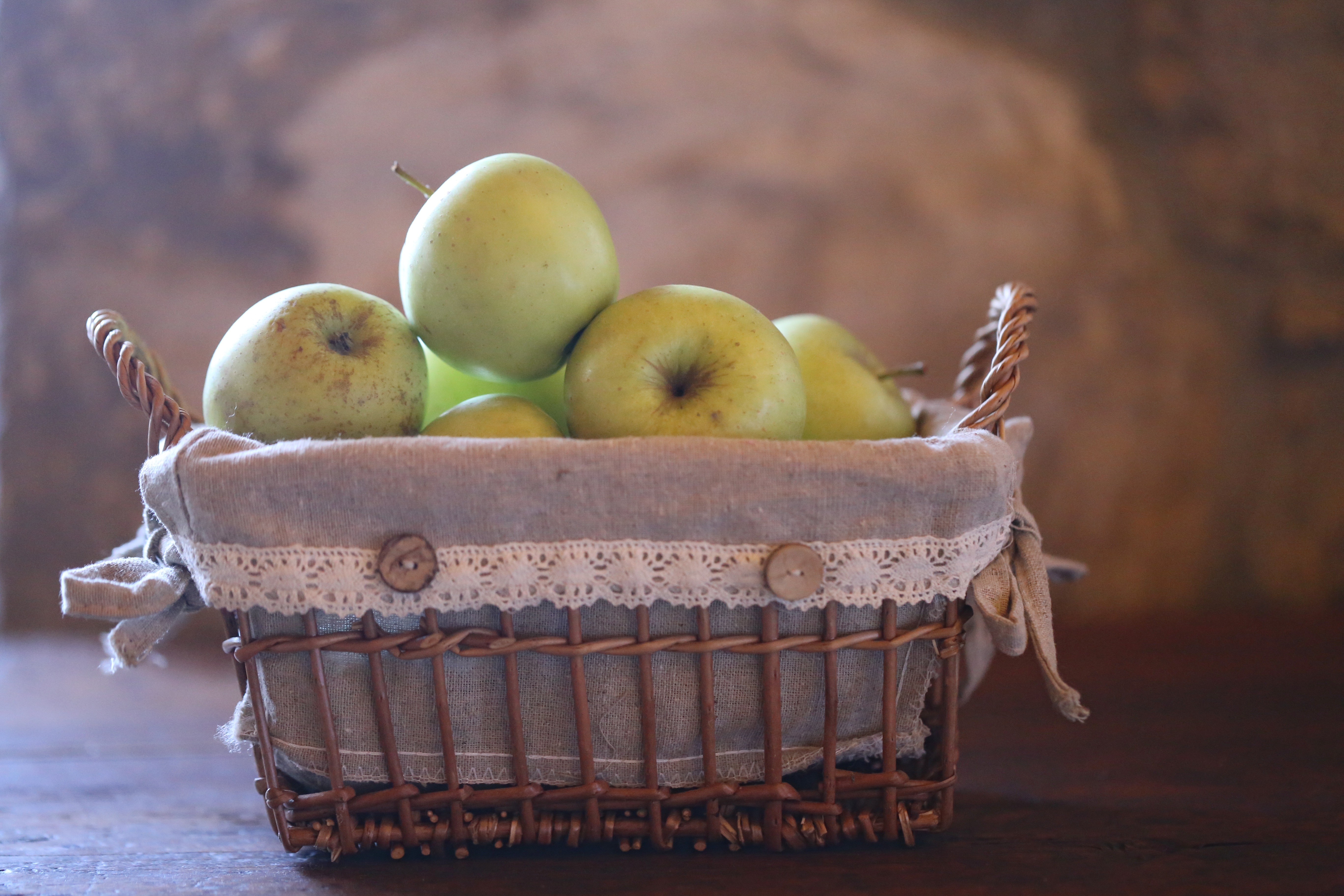 Красивая корзина зелеными яблоками