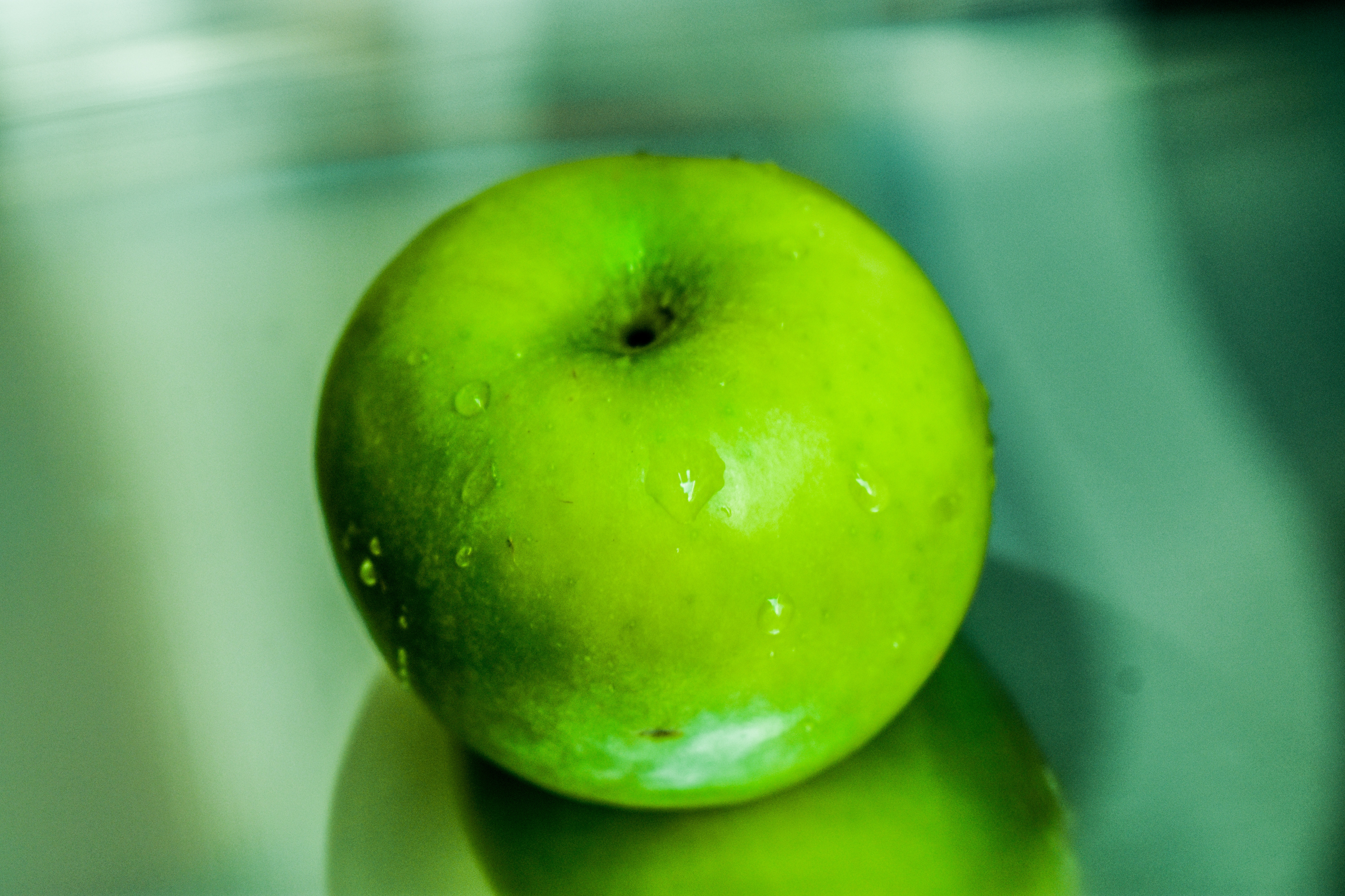 Темно зеленое яблоко