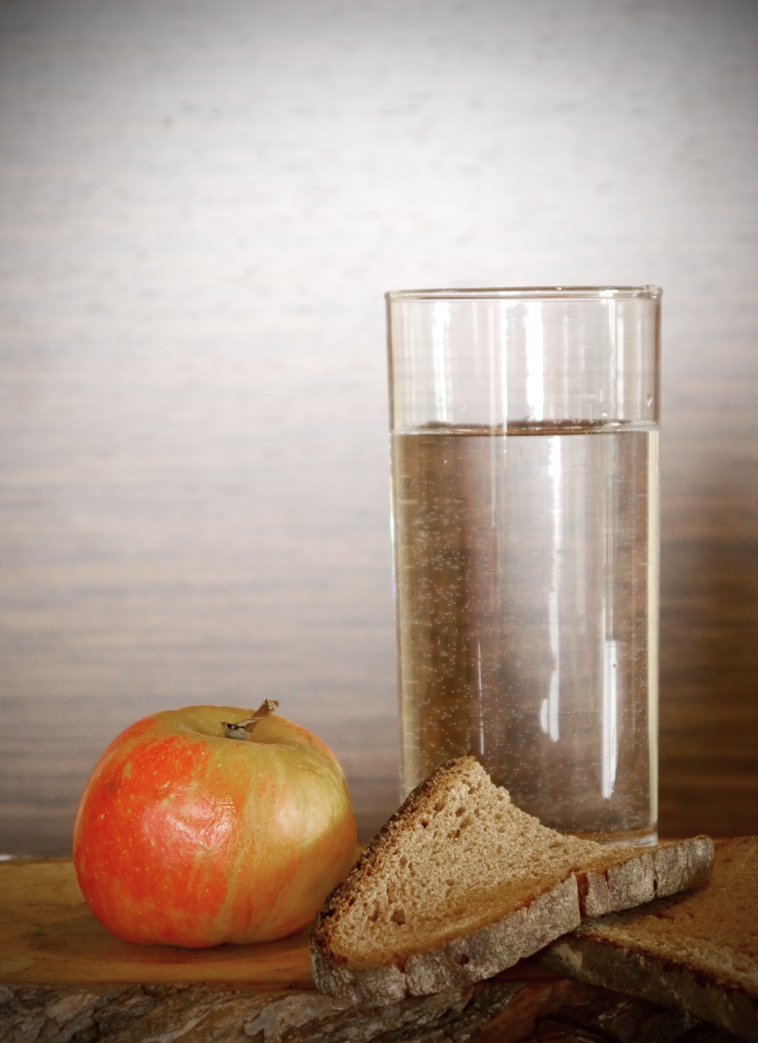 Ставят стакан воды и хлеб. Хлеб и вода. Стакан воды с хлебом. Пост хлеб и вода. Яблоко и стакан воды.