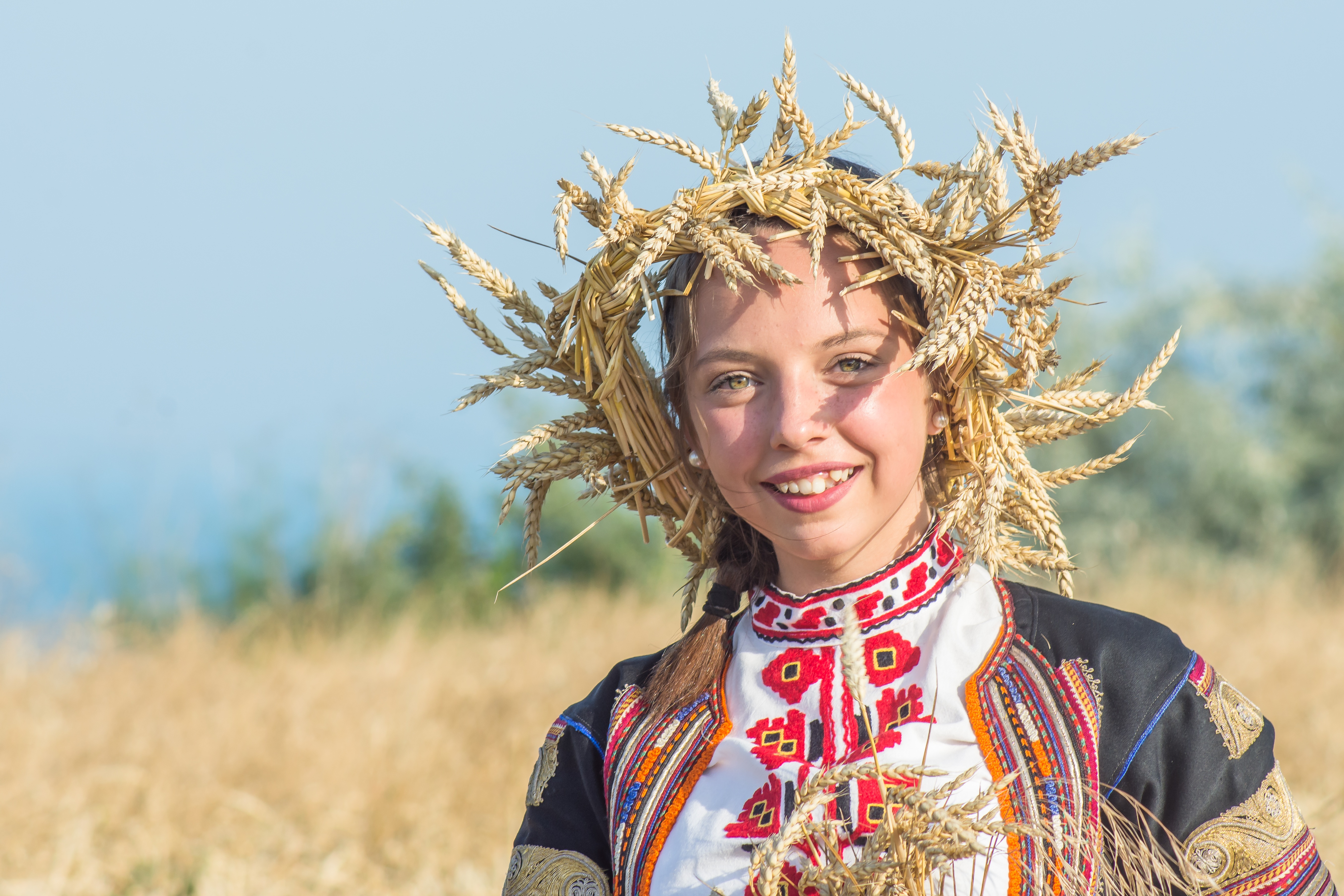 Женщины в русских селеньях. Фолк атмосфера. Одежда сельских женщин в разных странах. Есть женщины в русских селеньях праздник.