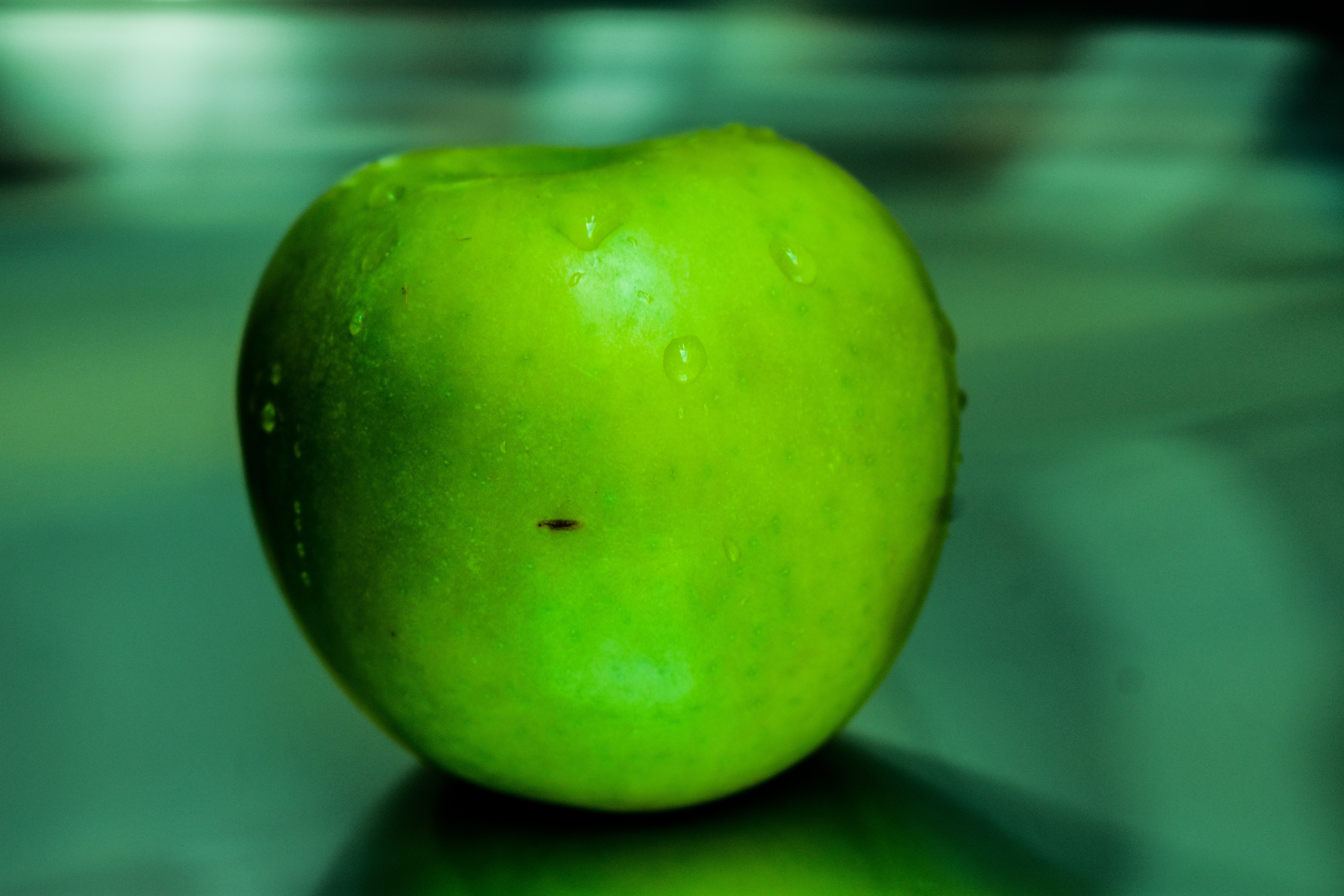 Ярко зеленое яблоко