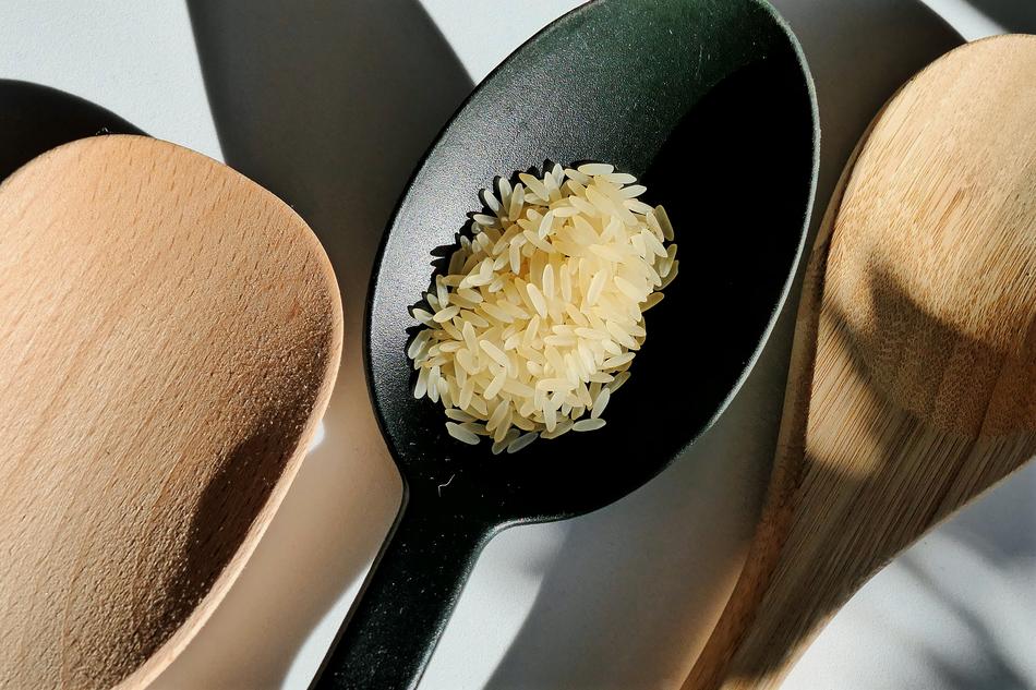 grinded rice in a spoon