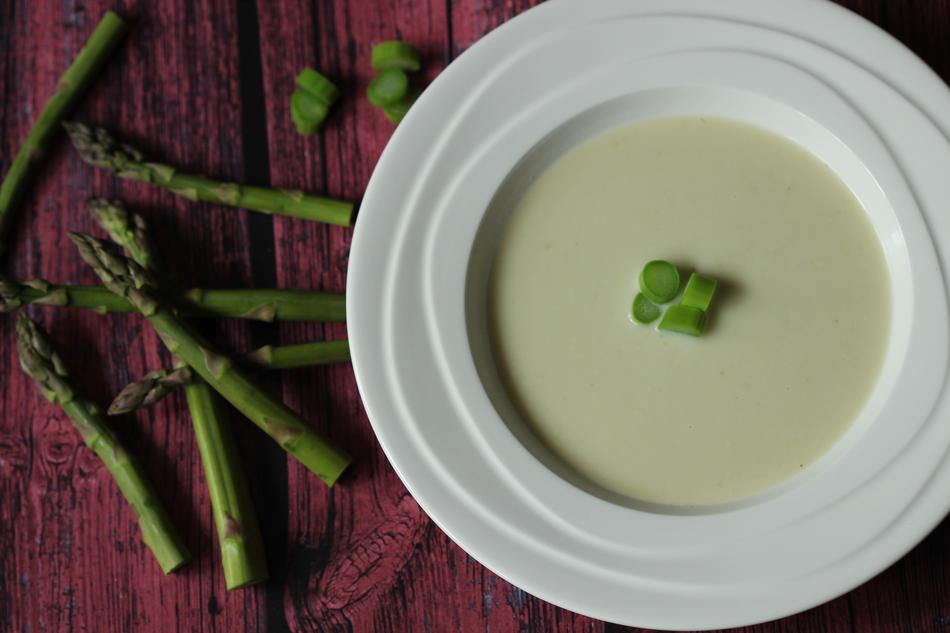 cream soup with green asparagus