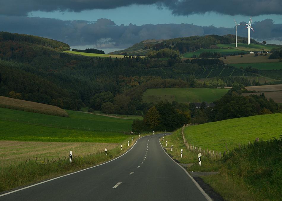 Road on Mountains Hill and Delineator posts