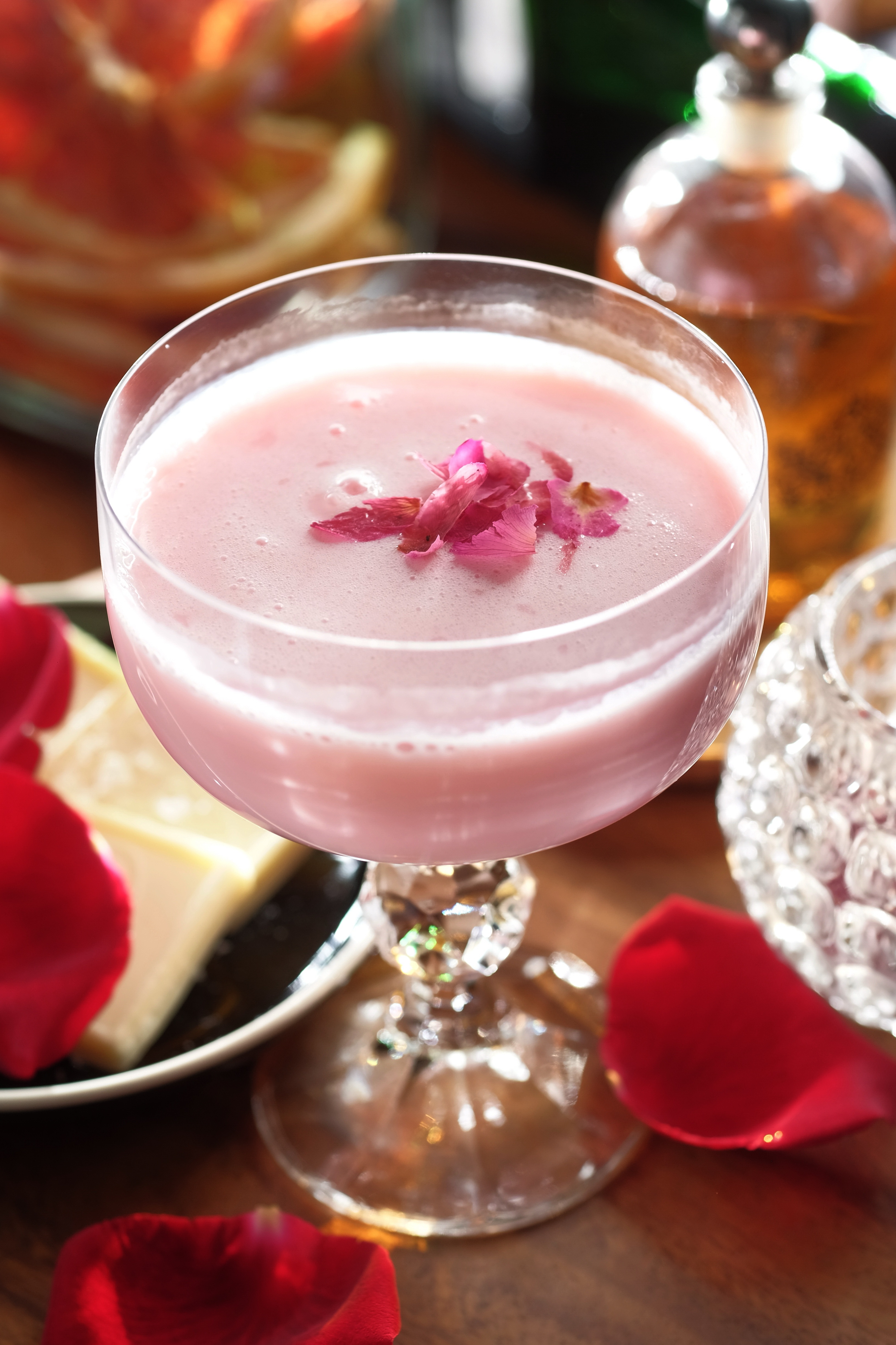 Розовые вина коктейли. Розовый коктейль. Красивый розовый коктейль. Розовый коктейль алкогольный. Романтические напитки.