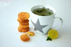 green tea with cookies