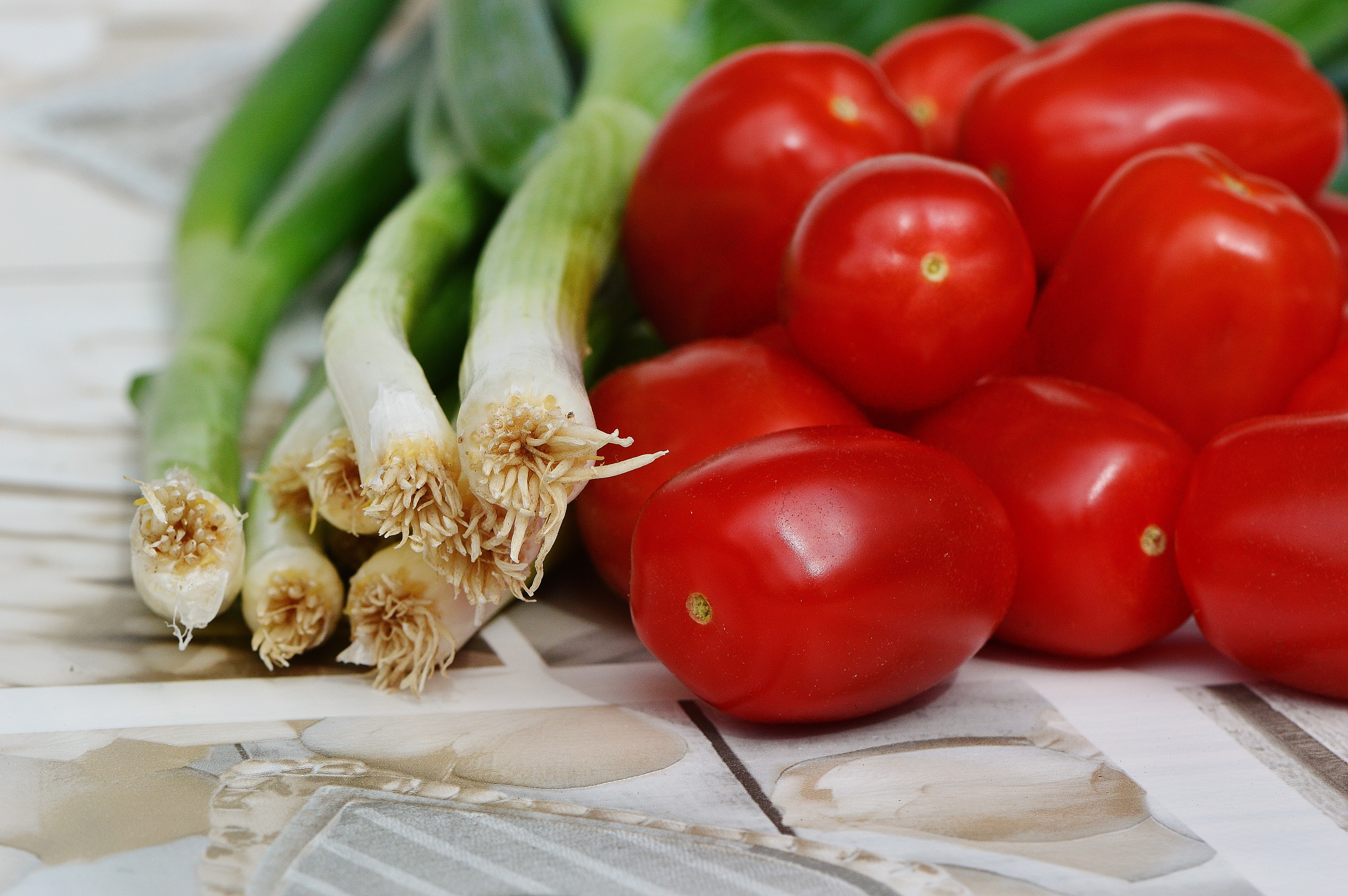 Tomato and onion and. Помидоры с луком. Восемь лук овощной. Помидор лук фото.