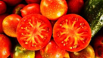 red sliced tomatoes